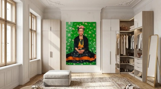 Image 1 of Homenaje exclusivo al retrato de Frida Kahlo Flora – Impresión artística en plexiglás XXL para pared, 100 × 150 cm