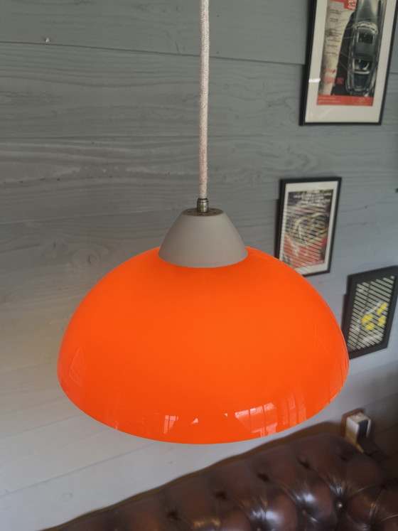 Image 1 of Suspension italienne vintage orange et blanche de style futuriste des années 70,