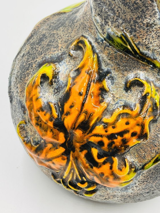 Image 1 of Grande vaso vintage con rilievi floreali.