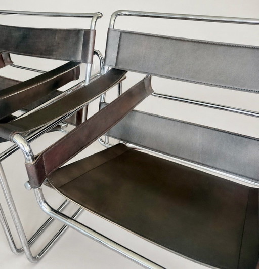 Deux fauteuils Wassily vintage, Marcel Breuer pour Fasem. Cuir marron et noir.