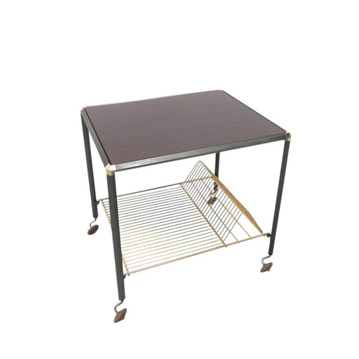 Table basse vintage sur roulettes avec porte-disques