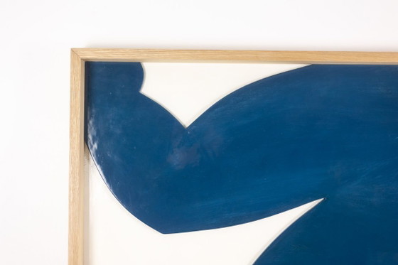 Image 1 of „Die Zwillinge“. Flachrelief aus blau lackiertem Holz. Zeitgenössisch.