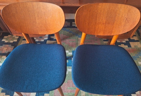 Image 1 of Een paar teakhouten eetkamerstoelen met marineblauwe hoezen, Denemarken, jaren 60.