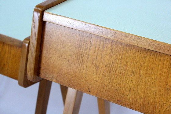 Image 1 of Tables de chevet restaurées de style Mid-Century avec coiffeuse, Tchécoslovaquie, années 1960, ensemble de 3