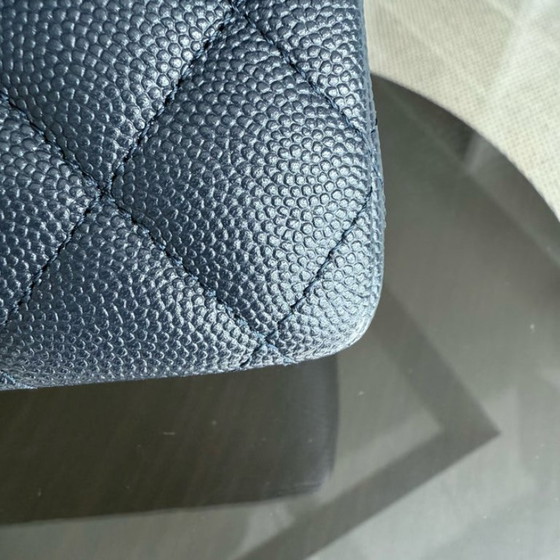 Image 1 of Borsa Chanel Classic Flap Medium - Caviar 25CM trapuntata blu scuro, finiture oro chiaro, serie 26