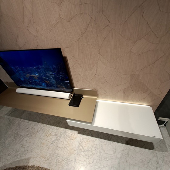 Image 1 of Mobile TV Spectral Airboard