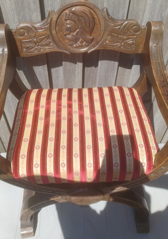 Image 1 of Oude Dagobert koning ridder stoel pas bekleed!
