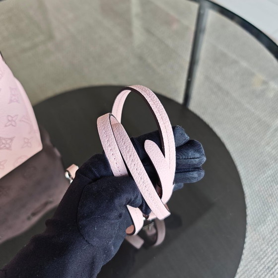 Image 1 of LOUIS VUITON BELLA BUCKET TAS SAKURA ROZE KALFSLEER MET GOUDEN BESLAG