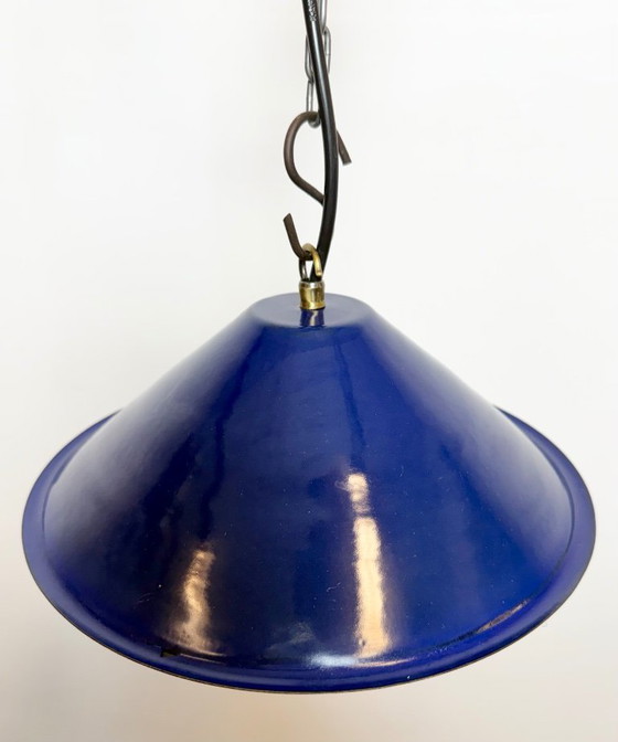 Image 1 of Industrielle britische Fabrik-Hängeleuchte aus blauem Emaille, 1950er Jahre