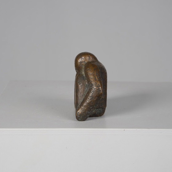 Bronzeskulptur einer kauernden männlichen Figur, signiert LN – Bildhauerei (photo 3 of 10)