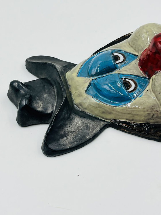 Image 1 of Große, an der Wand befestigte Clownmaske aus glasierter Terrakotta