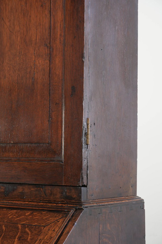 Image 1 of Escritorio secreter antiguo inglés del siglo XVIII de roble con estantería vertical.