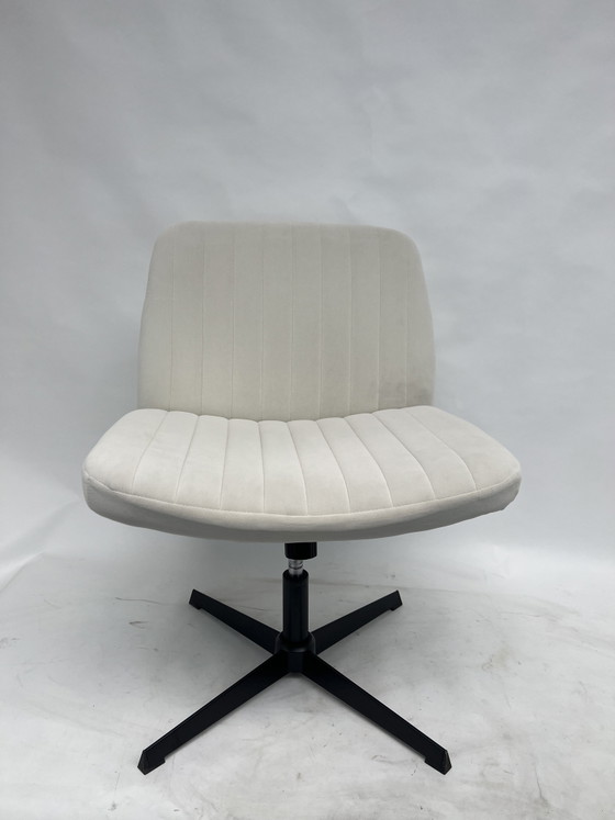 Image 1 of Sedia Buckitbow in velluto bianco