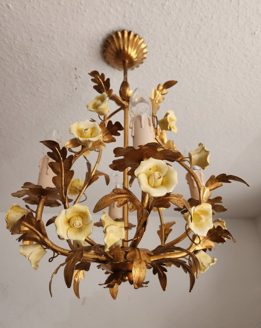 Lámpara de techo florentina antigua, dorada y forjada a mano, con rosas de porcelana, Italia. – kroonluchters, Iron, Gold