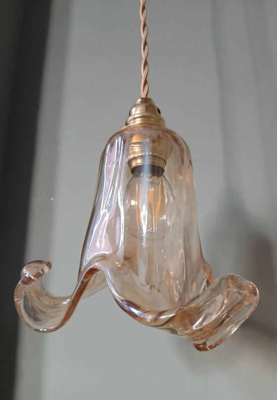 Image 1 of Lampada a sospensione vintage in vetro di Murano dalla delicata forma floreale.