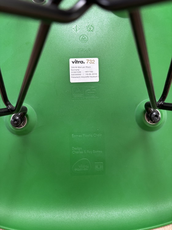 1 chaise Vitra Eames DSR RE à pieds en plastique vert et noir – Chaises de salle à manger, Plastic, Metal (photo 6 of 6)