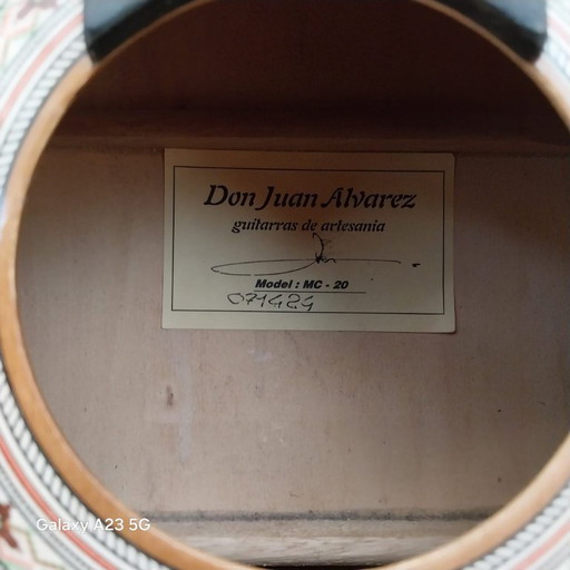 Prachtige klassieke gitaar Don Juan Alvarez MC-20, handgemaakt in Spanje. Perfect voor restauratie of als decoratief stuk.