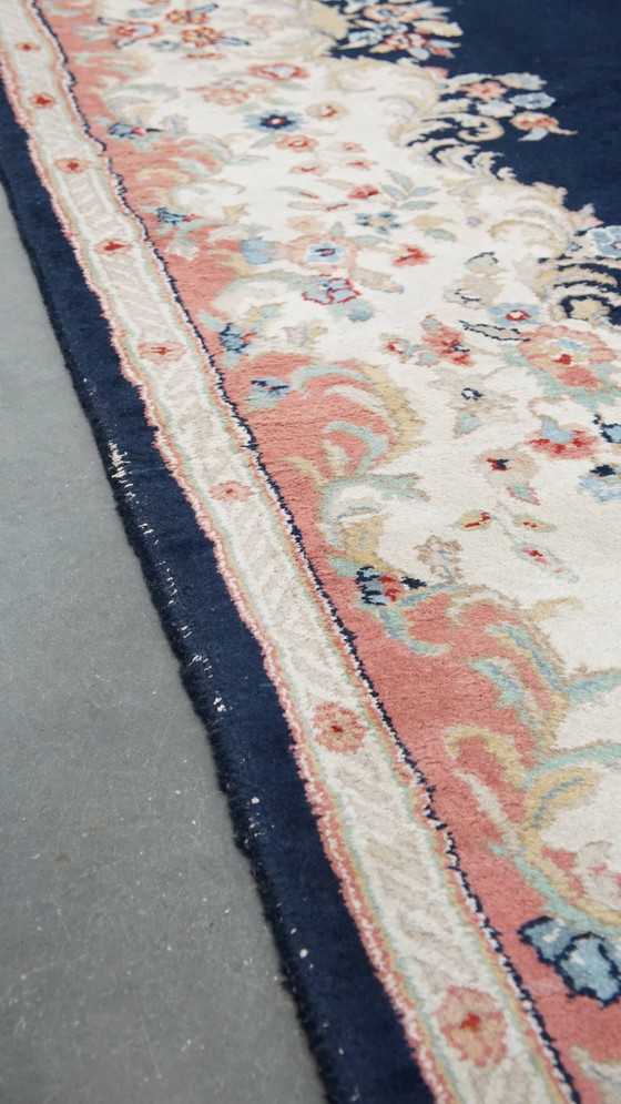Image 1 of Groot Vintage Kirman Vloerkleed/Tapijt Met Donkerblauwe En Roze Kleuren 328x238cm