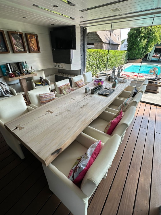 Image 1 of Bamboe tafel met 12 lederen stoelen