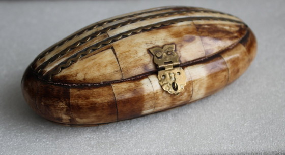 Image 1 of Portagioie vintage in corno o osso con decorazioni in ottone sul coperchio.