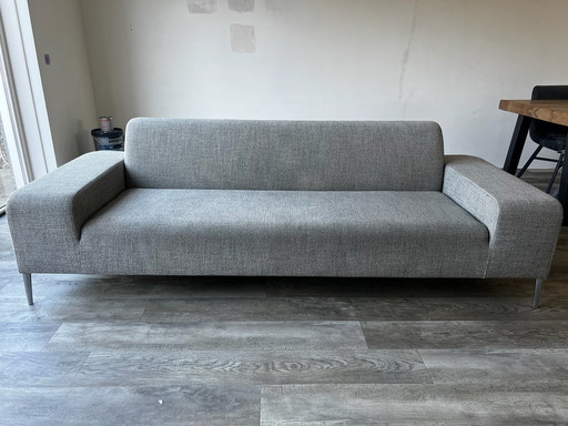 Sofá gris de Koozo, modelo Ellen, de 2,40 metros de largo.