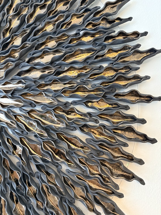 Zwarte Porseleinen Wanddecoratie Met Goudkleurige Glazuur – Beeldhouwkunst, Porcelain (photo 5 of 6)