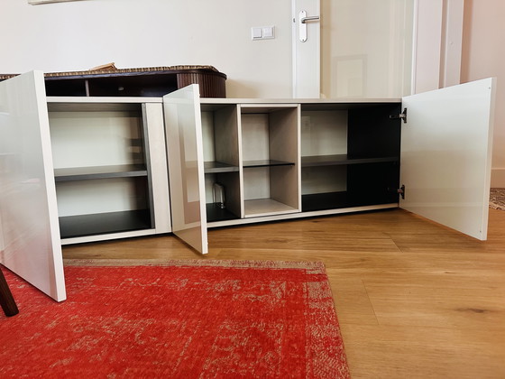 Image 1 of Mobile TV BESTÅ con ante, finitura lucida Selsviken