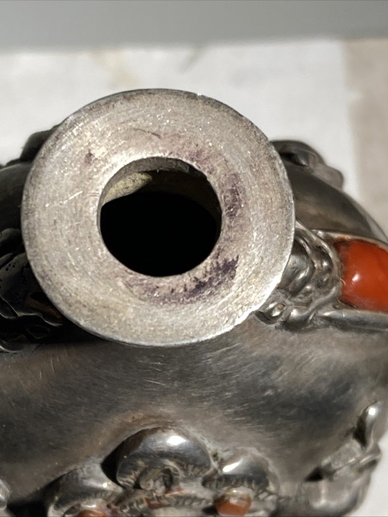 Image 1 of Piccola tabacchiera antica in argento intarsiato con turchese e corallo