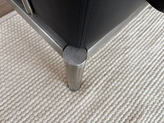 Fauteuil en cuir noir avec cadre couleur argent (photo 10 of 10)