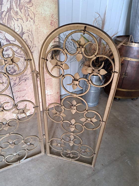 Image 1 of Antiek goudkleurig haardscherm . 61cm breed, zijkanten beweegbaar 31cm, en 77cm hoog.