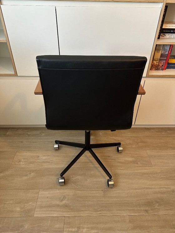 Bulo Vincent Van Duysen black office chair with wooden armrests, Bulo - design by Vincent Van Duysen, Leather (photo 3 of 11)