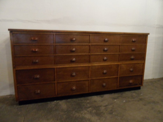 Image 1 of Vintage eiken winkelkast met lades