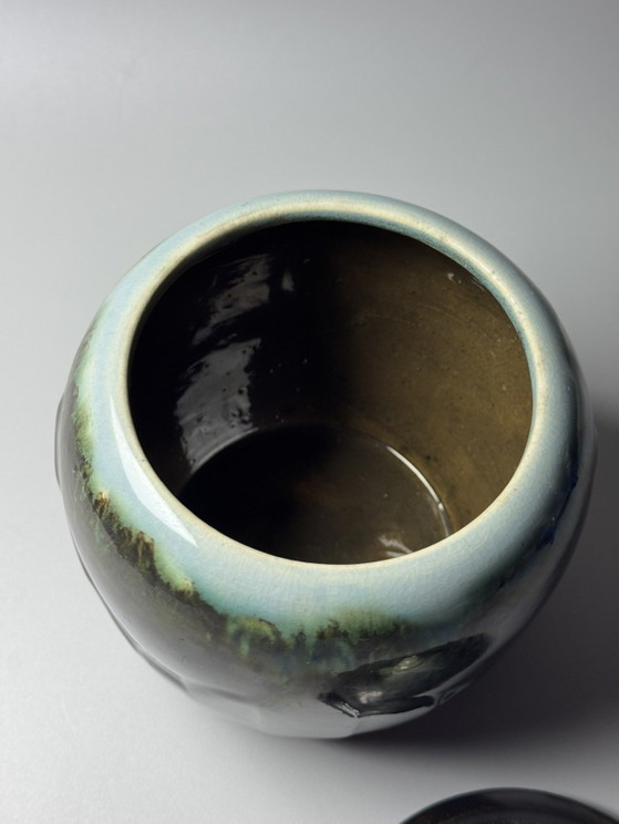 Vaso in ceramica Art Déco con coperchio — Faïencerie De Thulin, Belgio – Oggetti decorativi (photo 6 of 13)