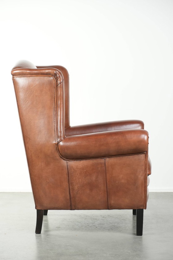 Image 1 of Sillón orejero grande de piel de oveja de estilo inglés clásico, en perfecto estado.