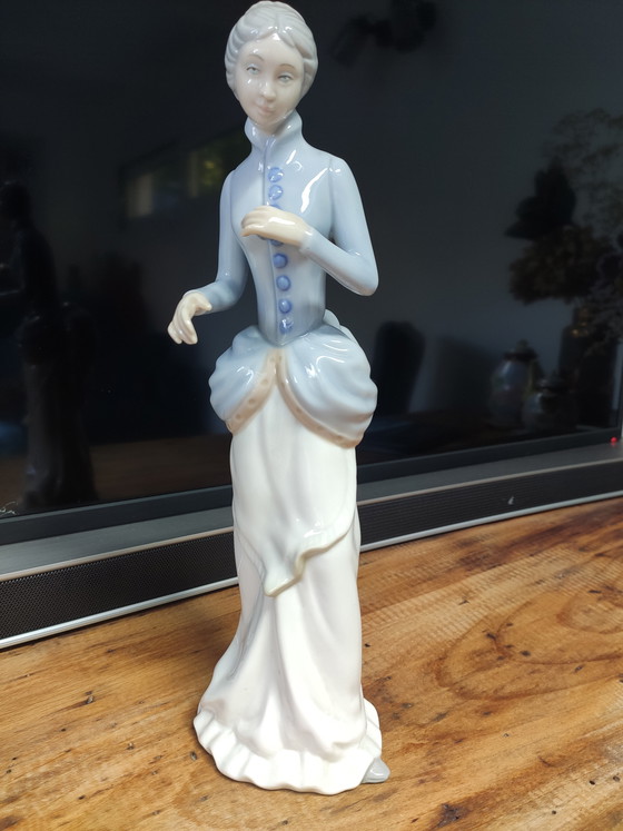 Image 1 of Grote porseleinen vrouw