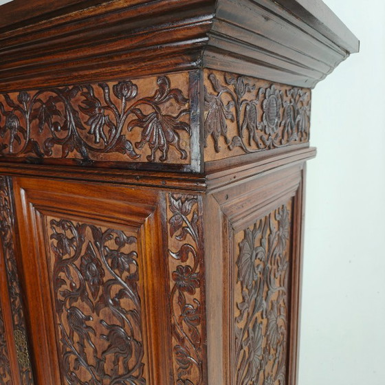 Image 1 of Geschnitzter Kolonialschrank aus dem späten 19. Jahrhundert – Niederländisch-Ostindien