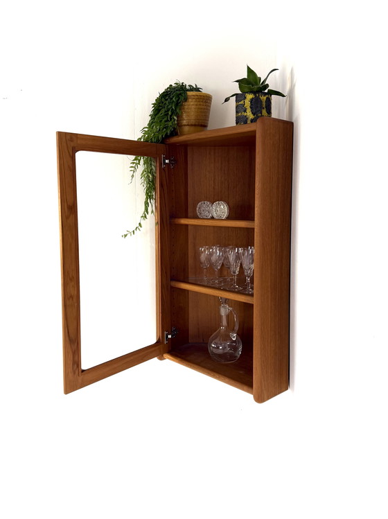 Image 1 of Vetrina vintage sospesa (ad angolo), Dyrlund '70