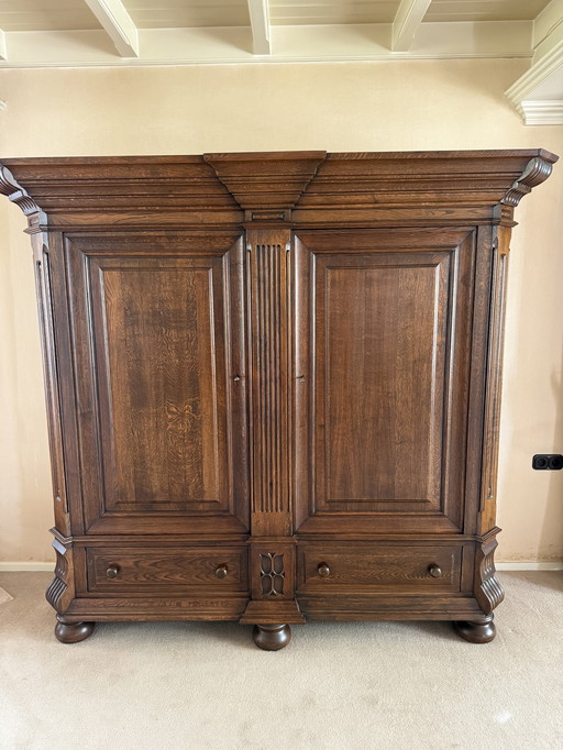 Prächtiger Eichenschrank