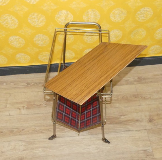 Image 1 of Portariviste anni '60, ripiano in formica String, a scacchi rossi, tavolino laterale su ruote, stile retrò vintage