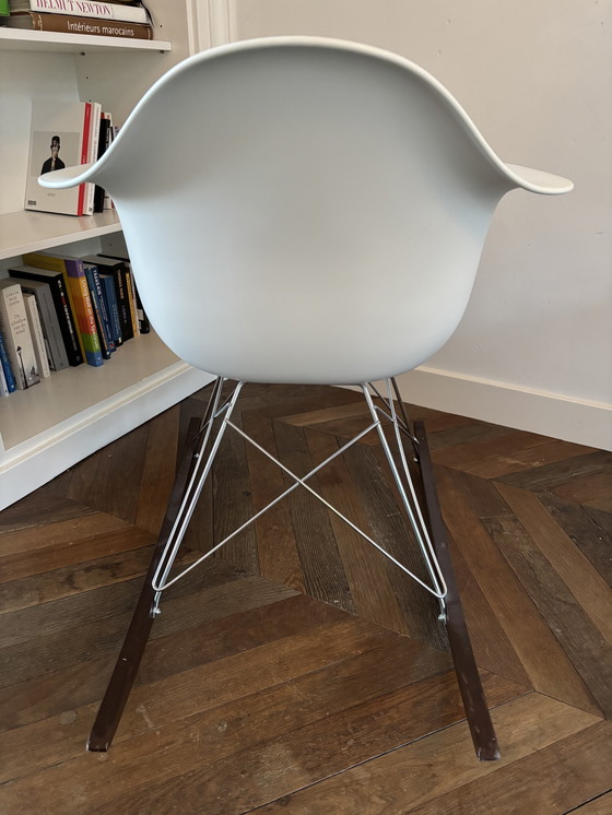 Image 1 of Silla mecedora Vitra Eames RAR, blanca, cromada, madera de arce