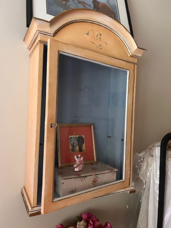 Image 1 of Set vintage dipinto a mano - cassettiera e vetrina - romantico e unico