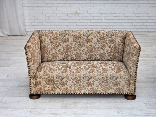 Dänisches 2-Sitzer-Sofa aus den 1950er Jahren, beiger/brauner Möbelstoff, Eichenholz.
