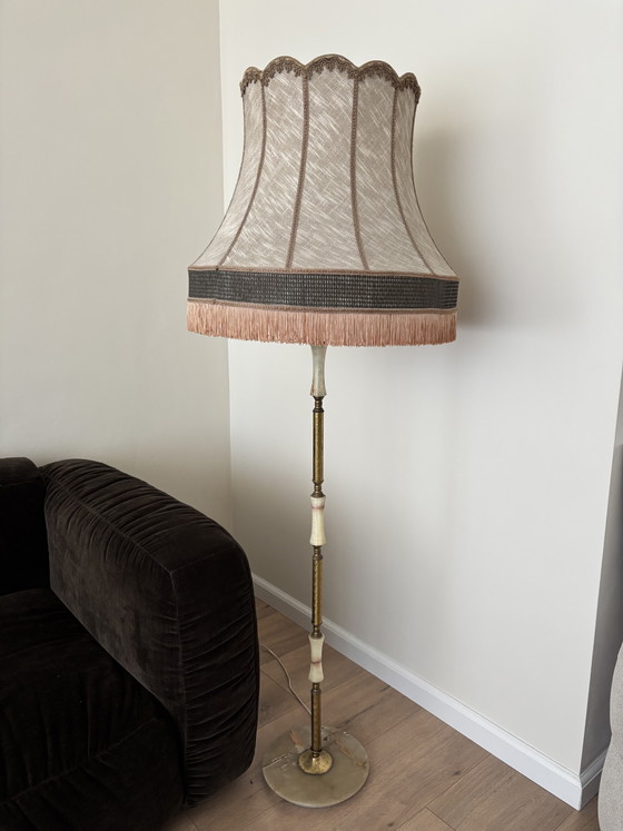 Lampada da terra in alabastro in stile Hollywood Regency con paralume sfrangiato – Lampade da terra, Brass (photo 12 of 14)