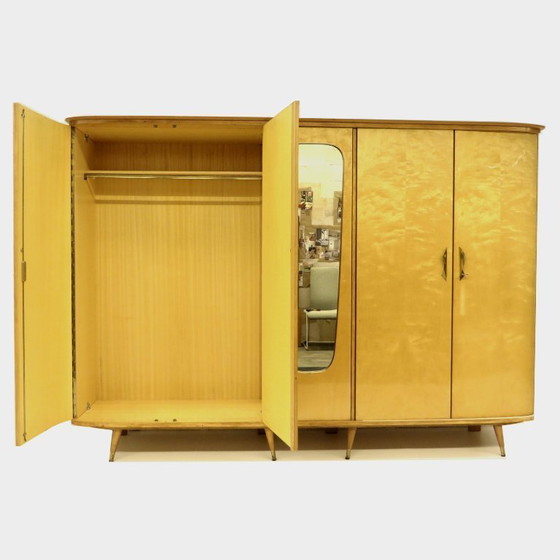 Image 1 of Amplio armario antiguo de 5 puertas en arce flameado, década de 1950.