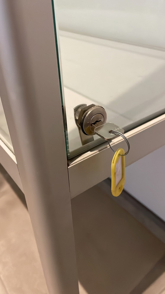 Image 1 of Robusta vetrina in vetro con fessura