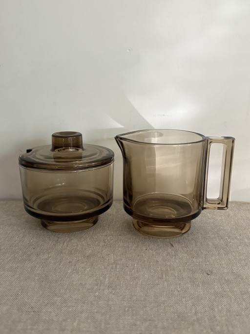 Jarra de leche y azucarero antiguos de Joe Colombo “Arno Italora”, de cristal ahumado.