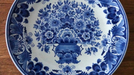 Image 1 of Royal Delft (Koninklijke Porceleyne Fles) – Large hand-painted wall plate 'Flower basket' – 1947 – Painter: H. van de Velde