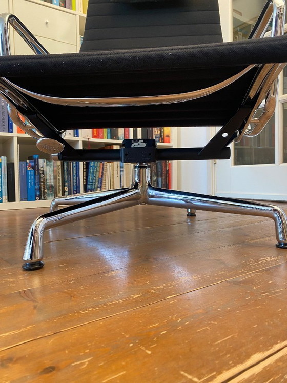Image 1 of Sillón Vitra EA 124 con reposapiés EA 125 a juego.