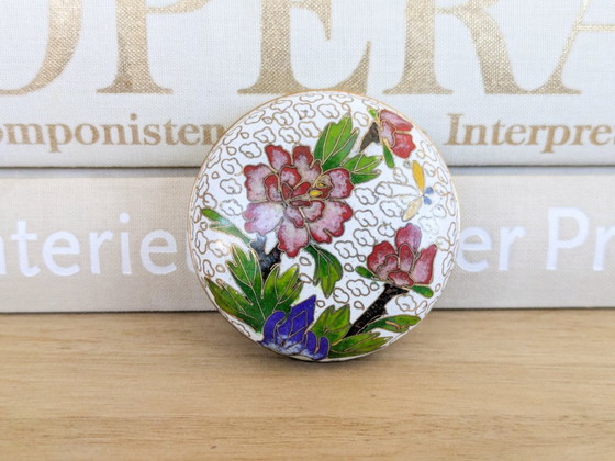 Scatola portagioie vintage in cloisonné, decorata a mano con orchidee e farfalle smaltate. (photo 10 of 10)