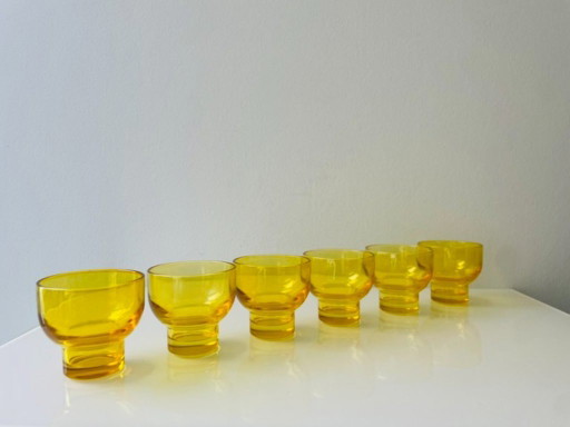 Set di 6 bicchieri gialli impilabili stile anni Settanta da 150 ml